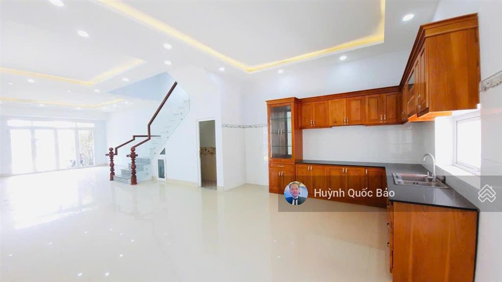 Bán bt mặt tiền đường 40m dt 192m2  sân vườn nổi bật giá 15 tỷ  thương lượng