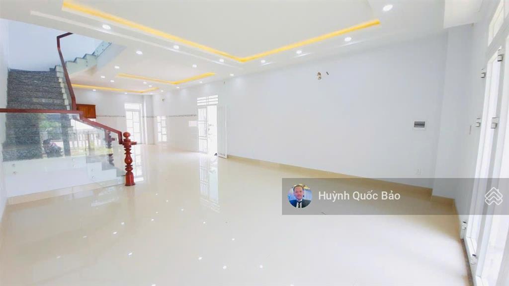Bán bt mặt tiền đường 40m dt 192m2  sân vườn nổi bật giá 15 tỷ  thương lượng