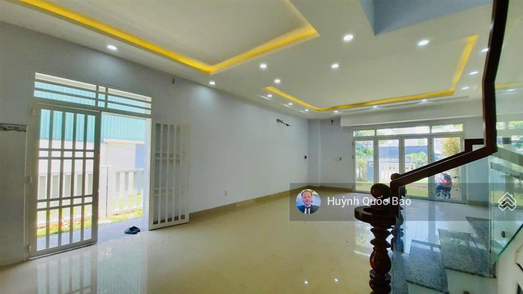 Bán bt mặt tiền đường 40m dt 192m2  sân vườn nổi bật giá 15 tỷ  thương lượng