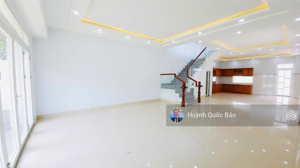 Bán bt mặt tiền đường 40m dt 192m2  sân vườn nổi bật giá 15 tỷ  thương lượng