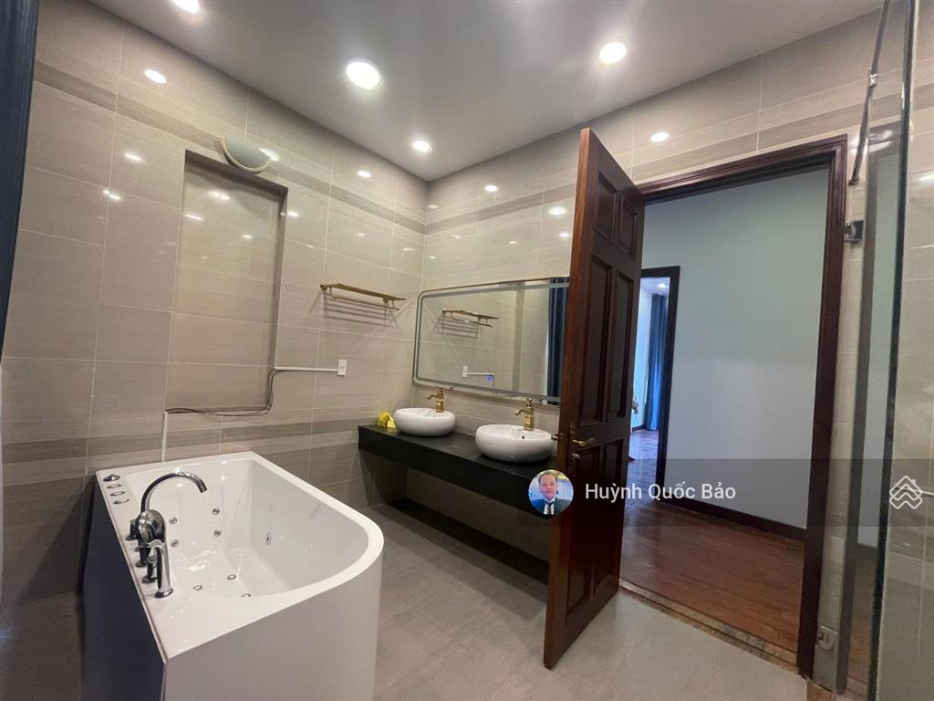 Cắt giảm 10 tỷ biệt thự 3 mặt tiền 494m2 full nội thất giá còn 55 tỷ thương lượng