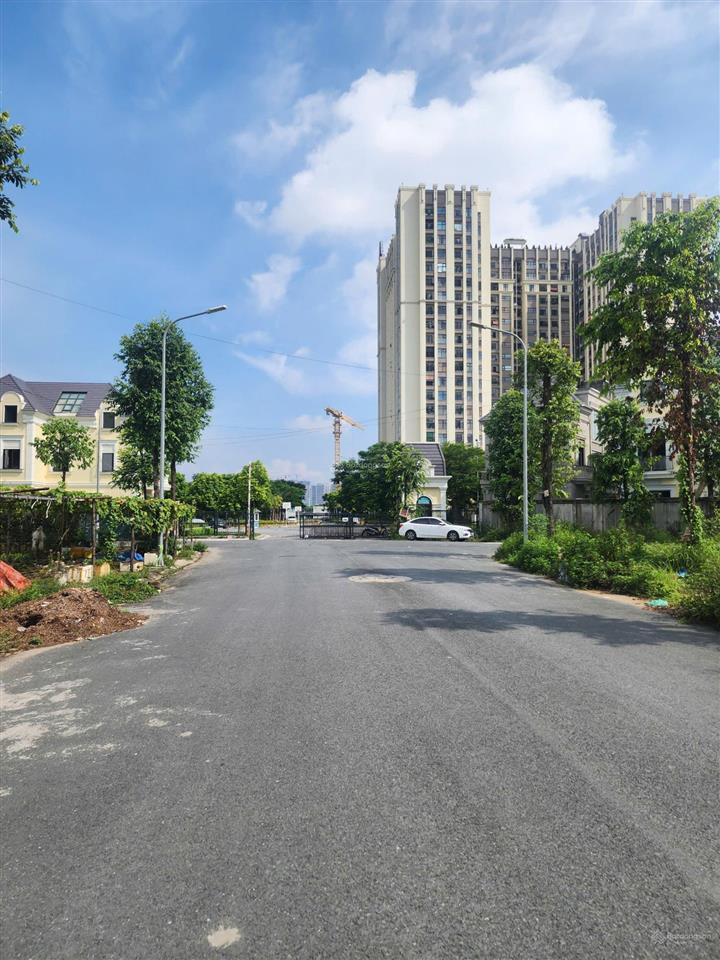 Cần bán 123,9m2 đất sát lô góc mặt đường rộng 20m khu 25,2ha vân canh  xã sơn đồng giá 235tr/m2