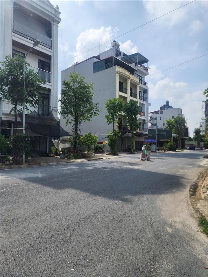 Cần bán 123,9m2 đất sát lô góc mặt đường rộng 20m khu 25,2ha vân canh  xã sơn đồng giá 235tr/m2