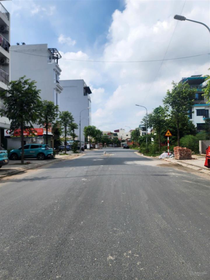 Cần bán 123,9m2 đất sát lô góc mặt đường rộng 20m khu 25,2ha vân canh  xã sơn đồng giá 235tr/m2