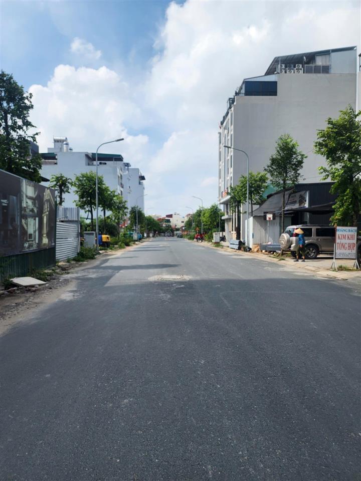 Cần bán 123,9m2 đất sát lô góc mặt đường rộng 20m khu 25,2ha vân canh  xã sơn đồng giá 235tr/m2