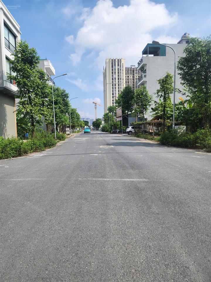 Cần bán 123,9m2 đất sát lô góc mặt đường rộng 20m khu 25,2ha vân canh  xã sơn đồng giá 235tr/m2