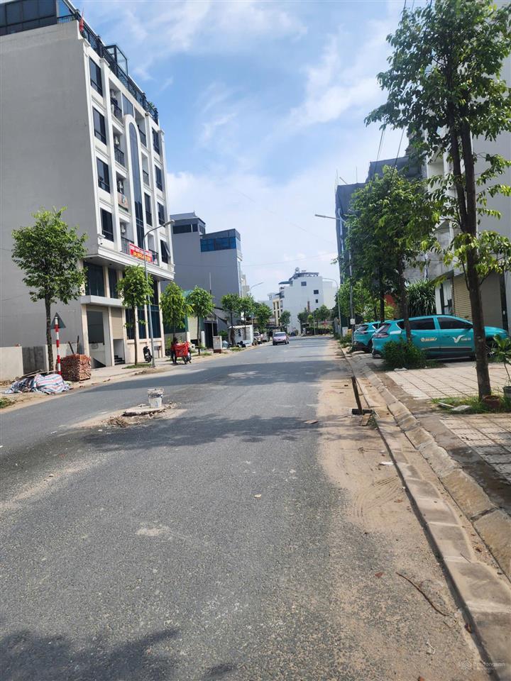 Cần bán 123,9m2 đất sát lô góc mặt đường rộng 20m khu 25,2ha vân canh  xã sơn đồng giá 235tr/m2