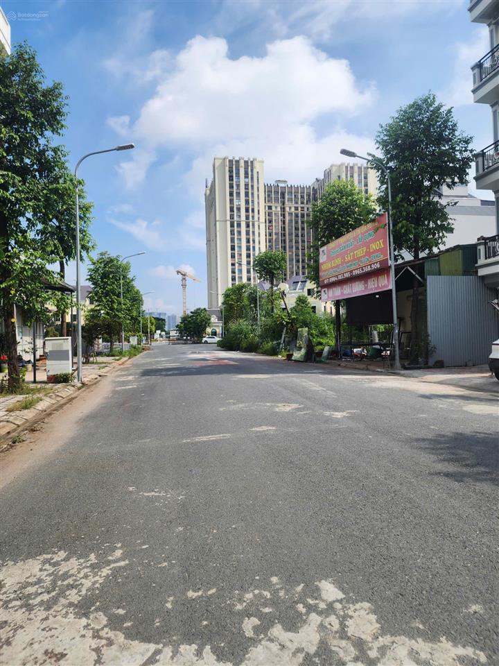 Cần bán 123,9m2 đất sát lô góc mặt đường rộng 20m khu 25,2ha vân canh  xã sơn đồng giá 235tr/m2