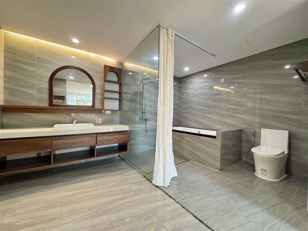 Cho thuê bt 8pn, 7wc giá tốt, 200m2 tại phố quảng khánh, tây hồ, hà nội