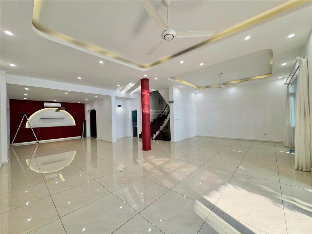Cho thuê bt 8pn, 7wc giá tốt, 200m2 tại phố quảng khánh, tây hồ, hà nội