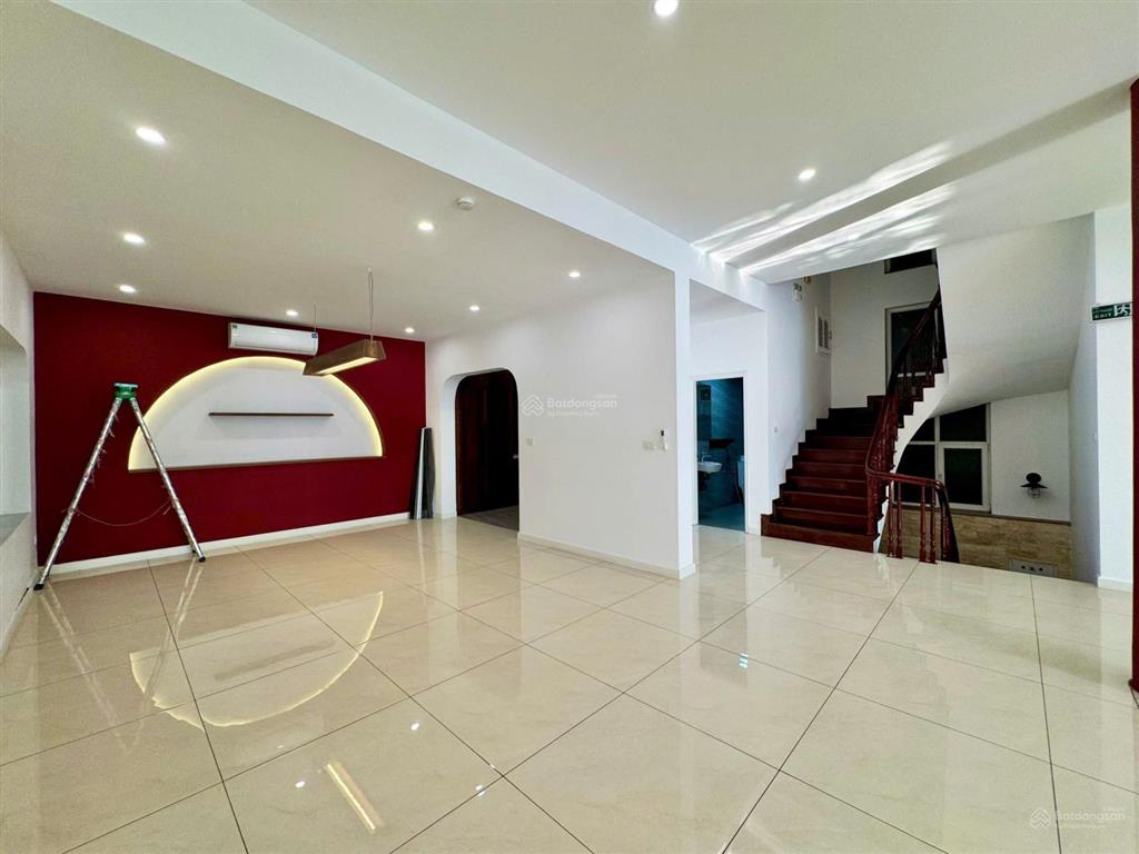 Cho thuê bt 8pn, 7wc giá tốt, 200m2 tại phố quảng khánh, tây hồ, hà nội