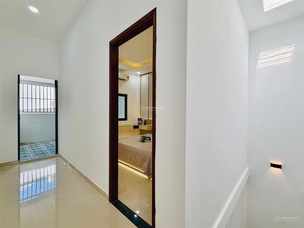 Bán nhà 52.5m2 gần chợ phạm văn hai, tân bình. shr, hẻm lớn, gần nhiều tiện ích