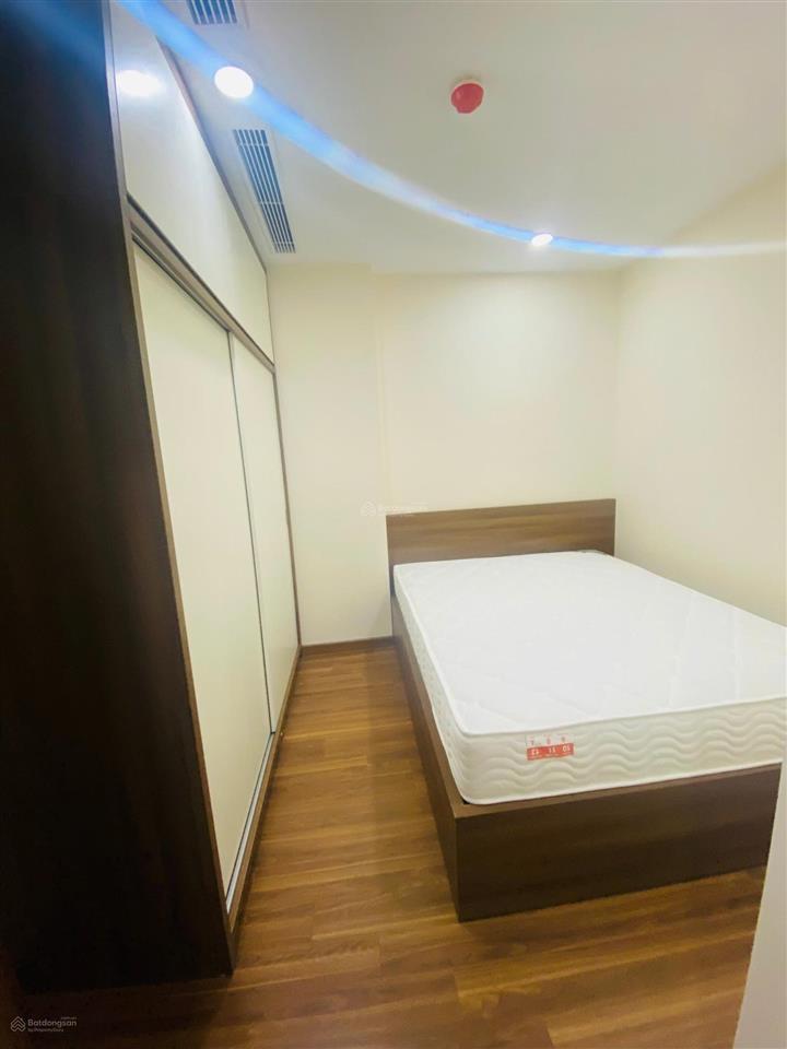 Con trai sang mỹ định cư nên muốn bán căn hộ 3 ngủ 96m2 ở golden park tower  0393 686 ***