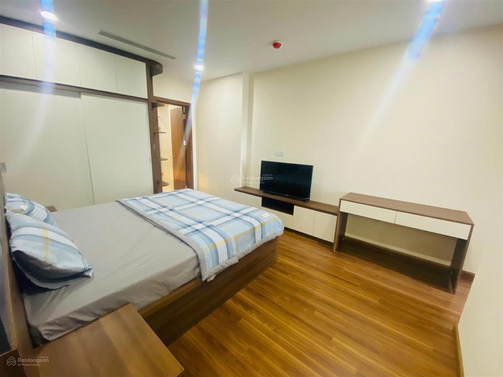 Con trai sang mỹ định cư nên muốn bán căn hộ 3 ngủ 96m2 ở golden park tower  0393 686 ***