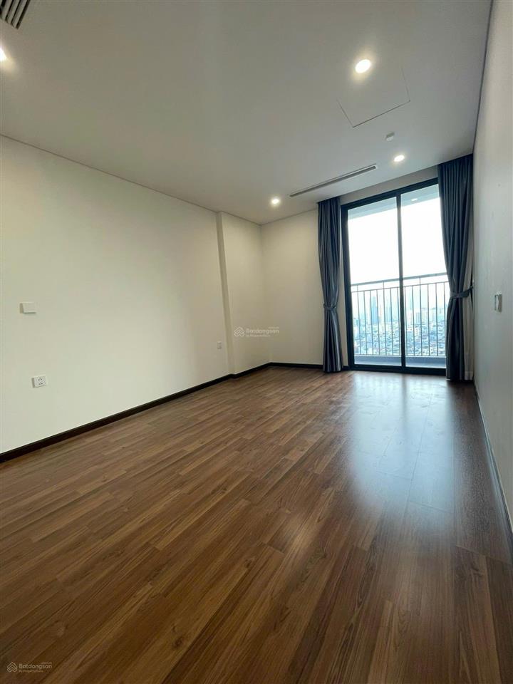 Bán căn hộ 2 ngủ 83,5m2 ban công hướng nam mát, tầng trung tại mipec rubik 360.  0393 686 ***