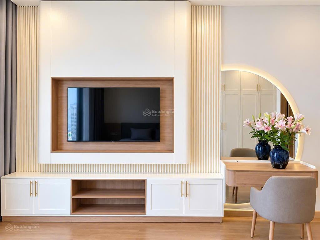 Nhà mới tinh, vừa làm xong nội thất, muốn cho thuê 4 p ngủ 180m2, vào ở được luôn,  0393 686 ***