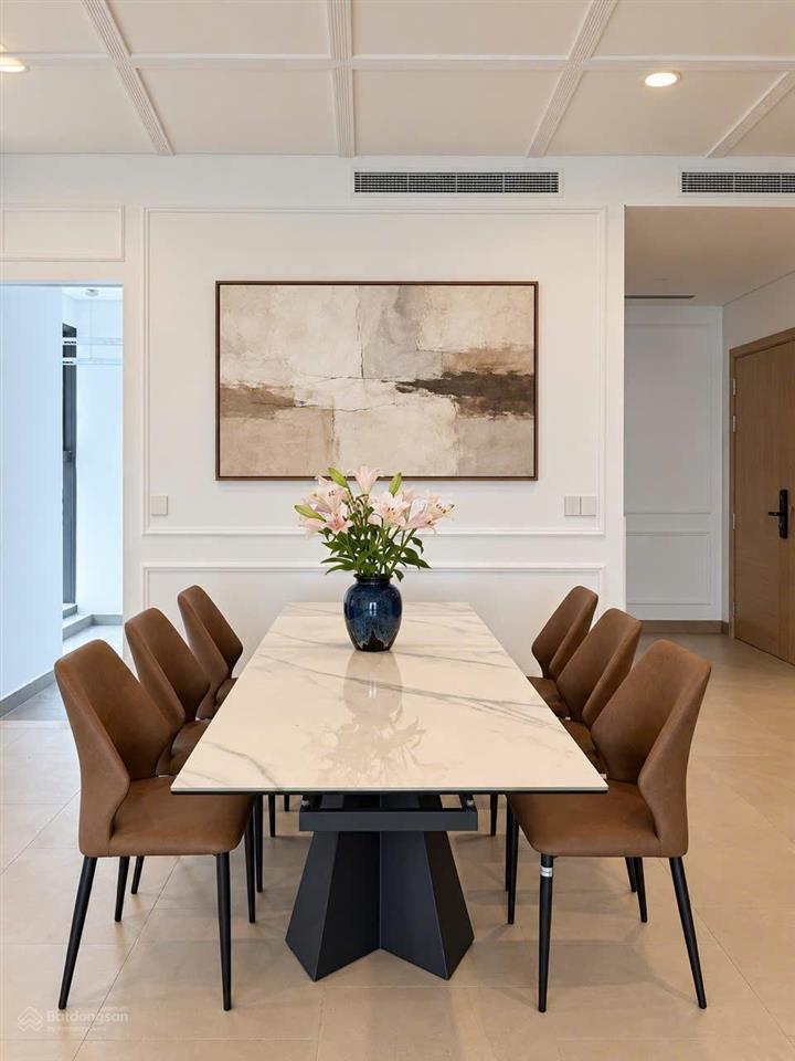 Nhà mới tinh, vừa làm xong nội thất, muốn cho thuê 4 p ngủ 180m2, vào ở được luôn,  0393 686 ***