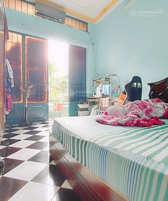 Khu dân cư cao tầng xe hơi thông.