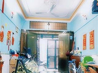 Khu dân cư cao tầng xe hơi thông.