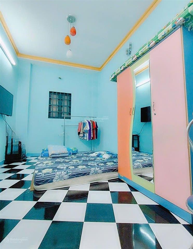 Khu dân cư cao tầng xe hơi thông.