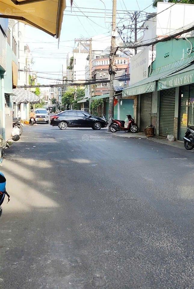 Xe hơi quay đầu khu được xây 5 tấm