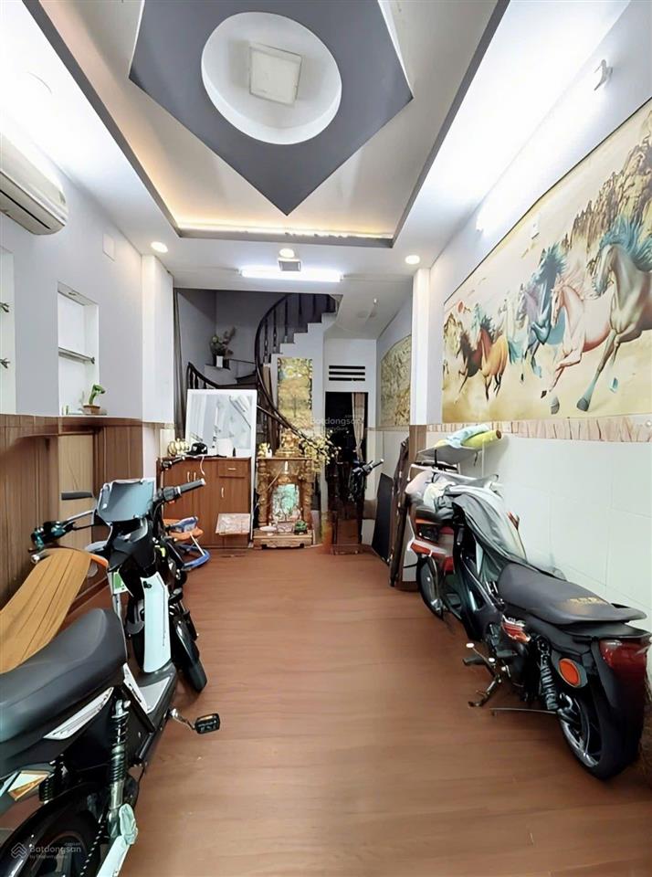 Nở hậu  1 căn ra mặt tiền  xe hơi vào nhà