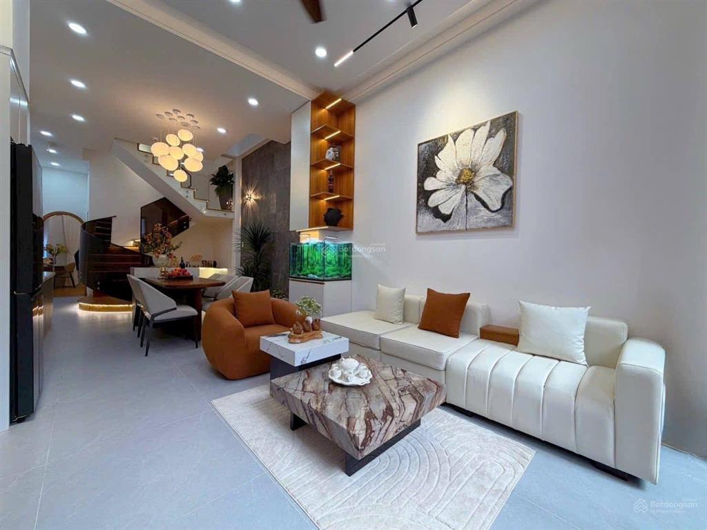 Bán nhà phường phú nhuận, 61m2  3 tầng  4pn full nội thất ở ngay  sát hxh  chỉ 9.x tỷ