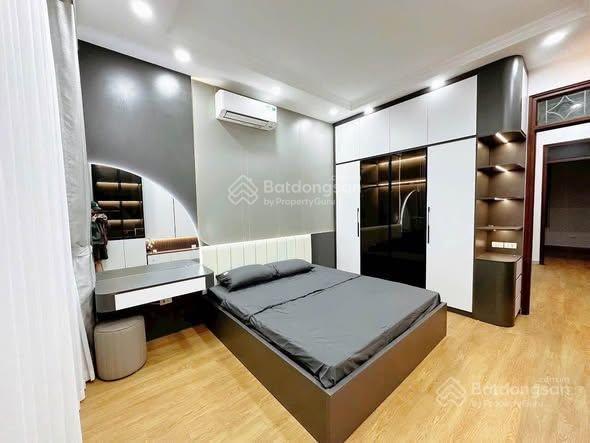 Chủ ngộp mùa bóng, bán gấp trước trận chung kết lê văn sỹ  4 tầng btct ô tô đậu sát vách, bán nhà