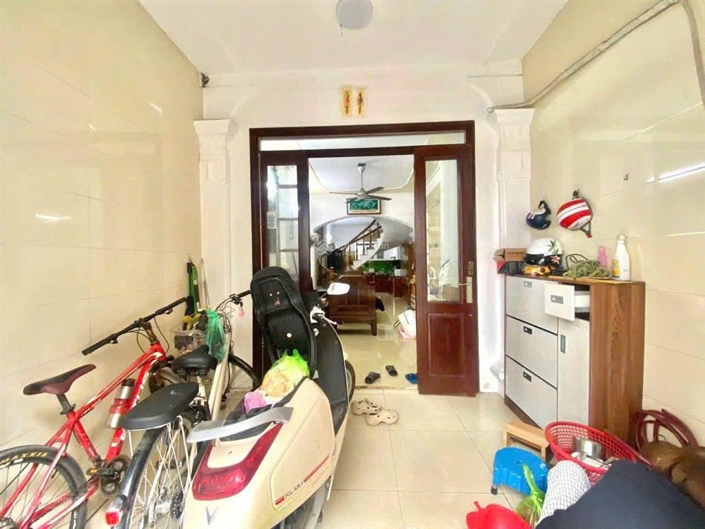 Chủ ngộp nặng  nhà 4 tầng btct phú nhuận, sát hẻm xe hơi, 68.5m2, 5pn, giá 7.85 tỷ thương lượng