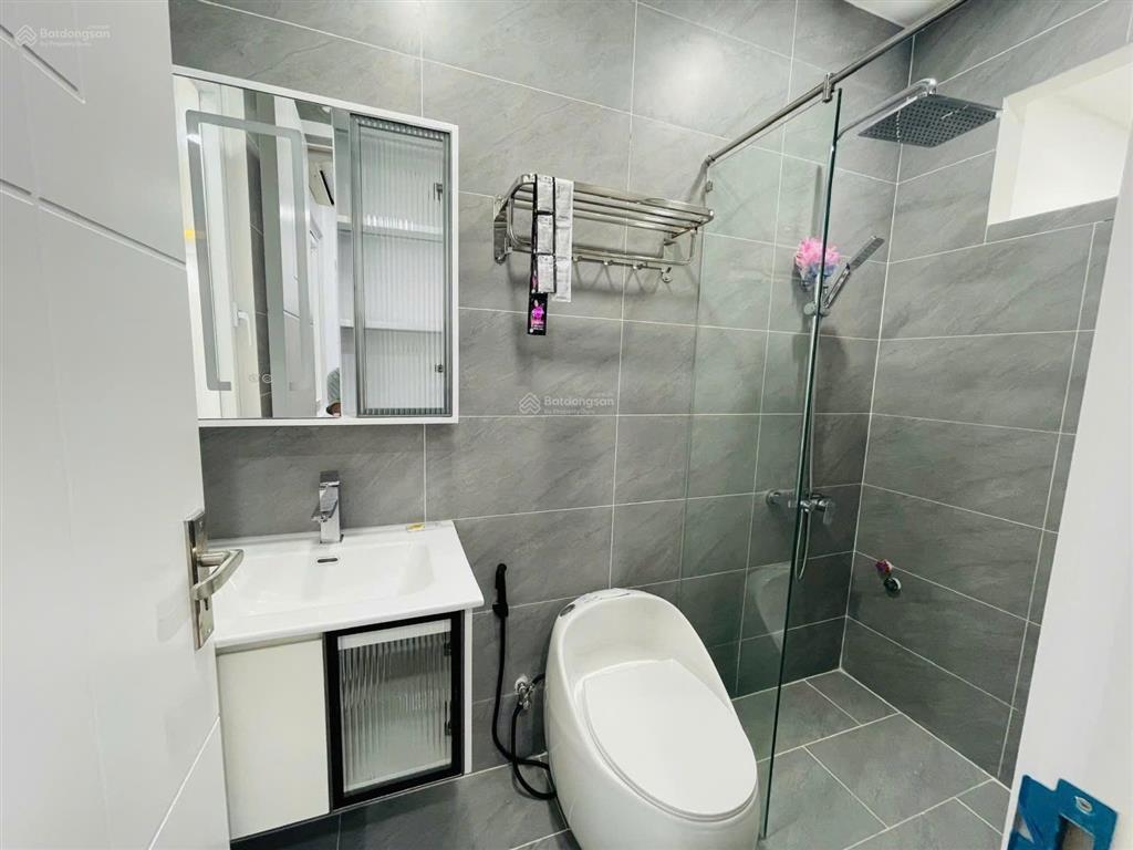 Nhà thuê 2 tầng, dt sàn 90m2, 5 x18m, hxh 387 chu văn an p12 bt, cách mặt tiền 25m,