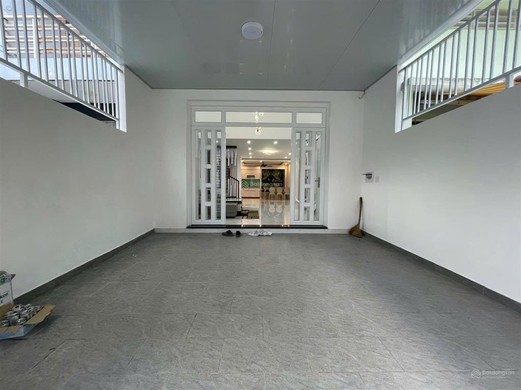 Nhà thuê 2 tầng, dt sàn 90m2, 5 x18m, hxh 387 chu văn an p12 bt, cách mặt tiền 25m,