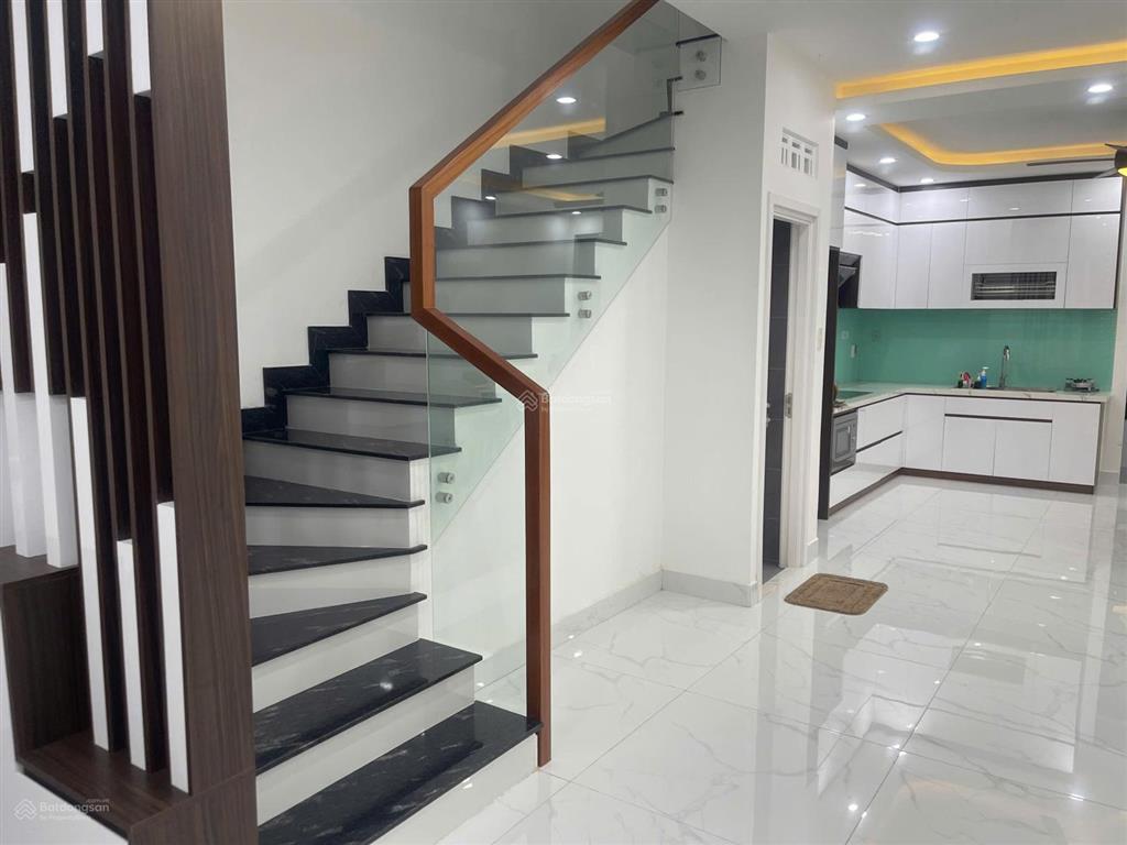 Nhà thuê 2 tầng, dt sàn 90m2, 5 x18m, hxh 387 chu văn an p12 bt, cách mặt tiền 25m,