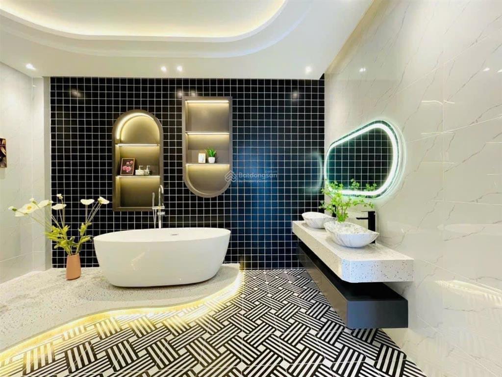 Vừa mới nhận tháng này đường đoàn văn bơ, phường 14, quận 4,giá 3 tỷ 5 ,68m2, sổ hồng riêng