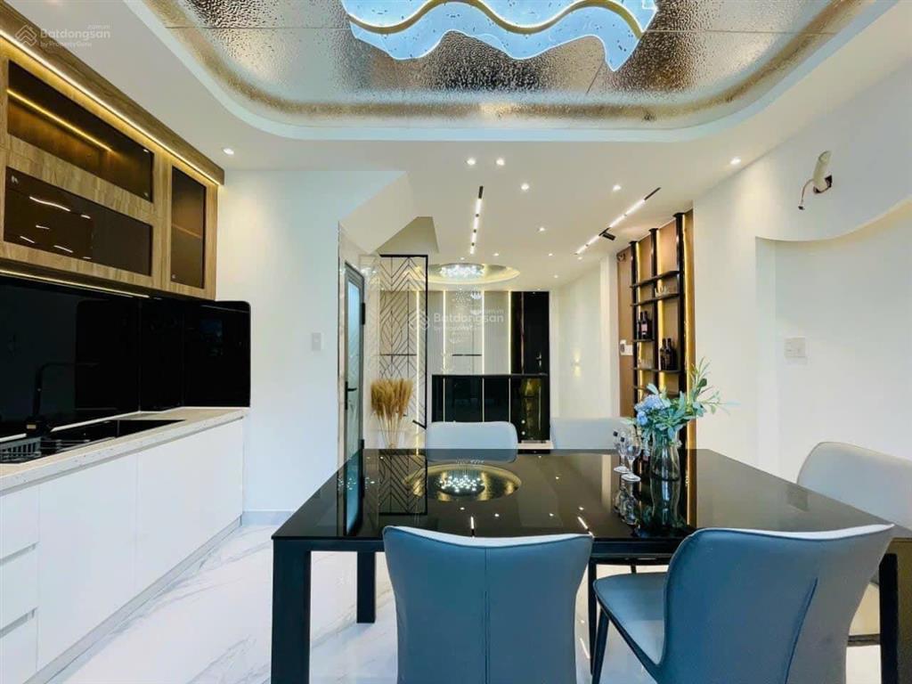 Vừa mới nhận tháng này đường đoàn văn bơ, phường 14, quận 4,giá 3 tỷ 5 ,68m2, sổ hồng riêng