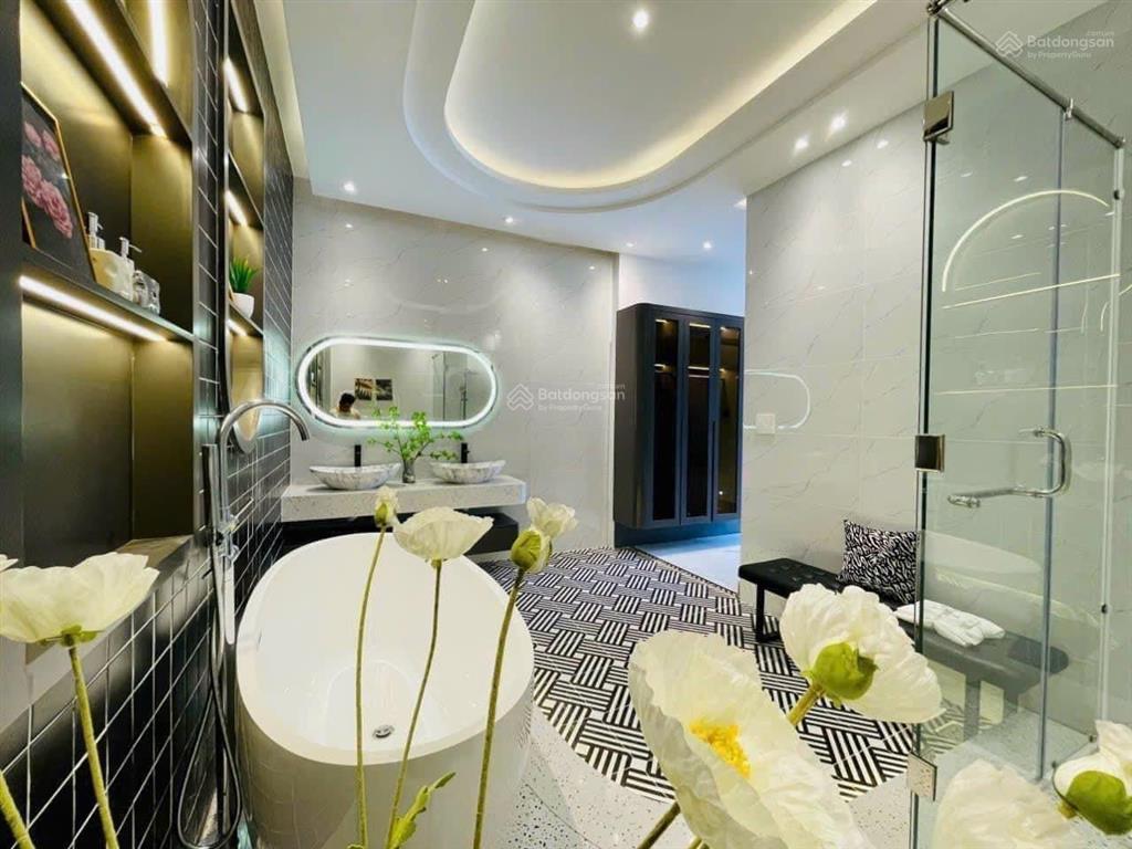 Vừa mới nhận tháng này đường đoàn văn bơ, phường 14, quận 4,giá 3 tỷ 5 ,68m2, sổ hồng riêng