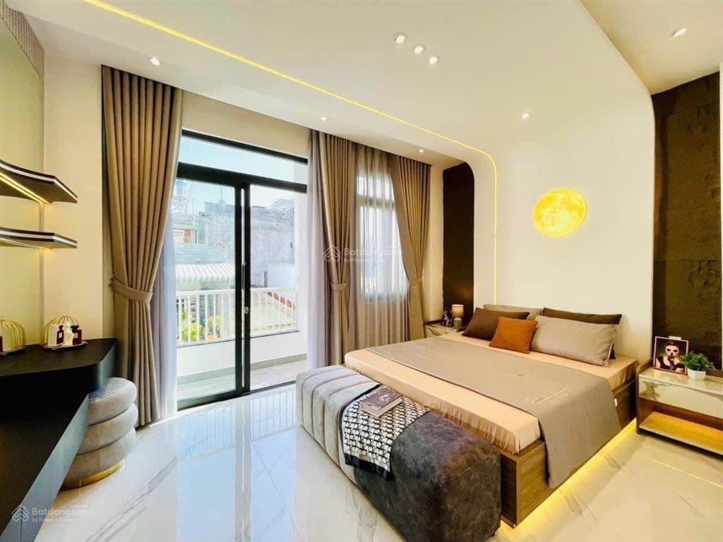 Vừa mới nhận tháng này đường đoàn văn bơ, phường 14, quận 4,giá 3 tỷ 5 ,68m2, sổ hồng riêng