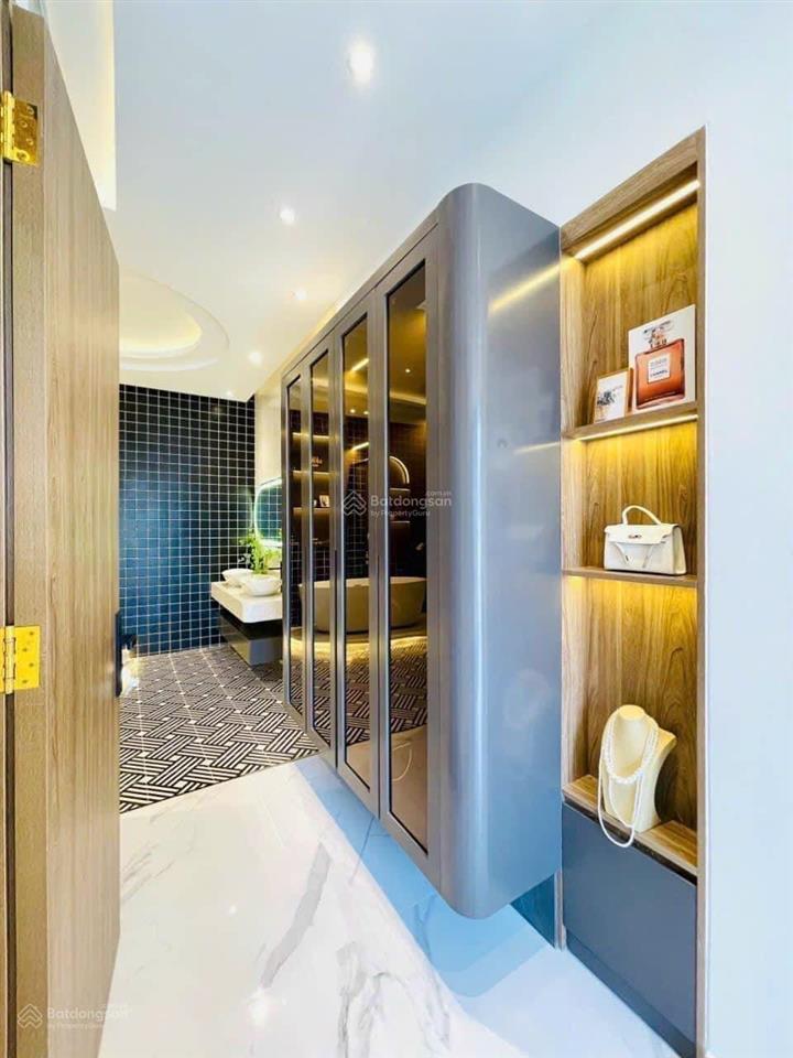 Vừa mới nhận tháng này đường đoàn văn bơ, phường 14, quận 4,giá 3 tỷ 5 ,68m2, sổ hồng riêng