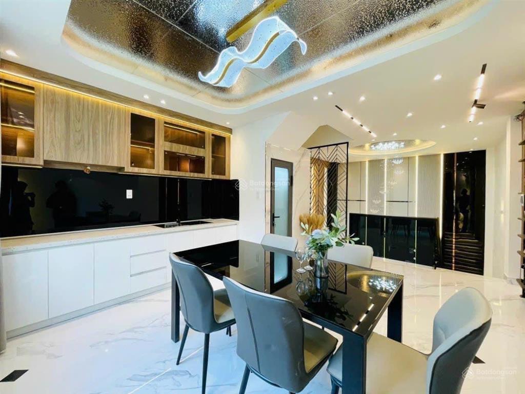 Vừa mới nhận tháng này đường đoàn văn bơ, phường 14, quận 4,giá 3 tỷ 5 ,68m2, sổ hồng riêng