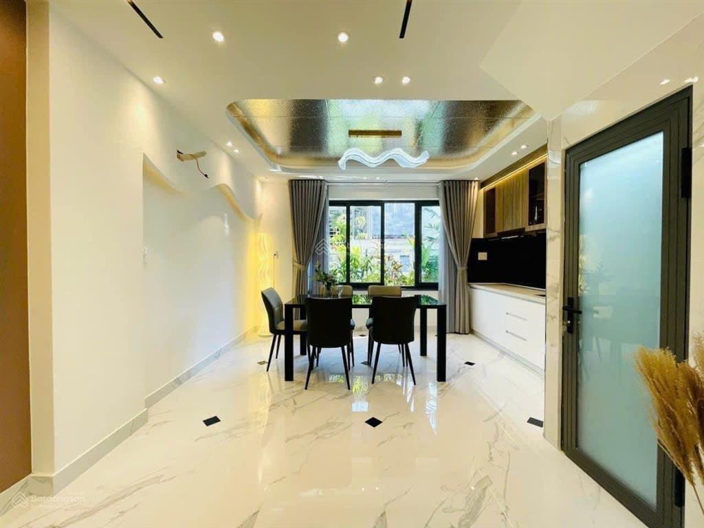 Vừa mới nhận tháng này đường đoàn văn bơ, phường 14, quận 4,giá 3 tỷ 5 ,68m2, sổ hồng riêng