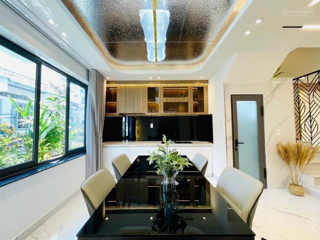 Vừa mới nhận tháng này đường đoàn văn bơ, phường 14, quận 4,giá 3 tỷ 5 ,68m2, sổ hồng riêng