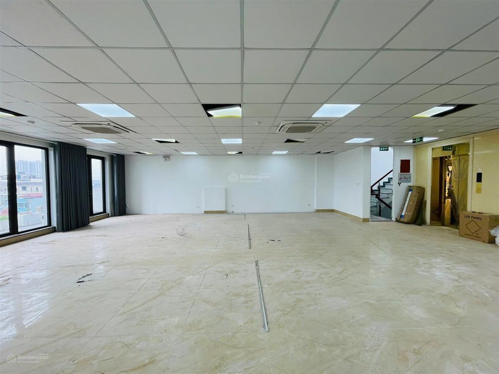 Chính chủ cho thuê văn phòng tại mặt phố tố hữu 205m2, giá chỉ hơn 20tr, mặt tiền 10m siêu hot