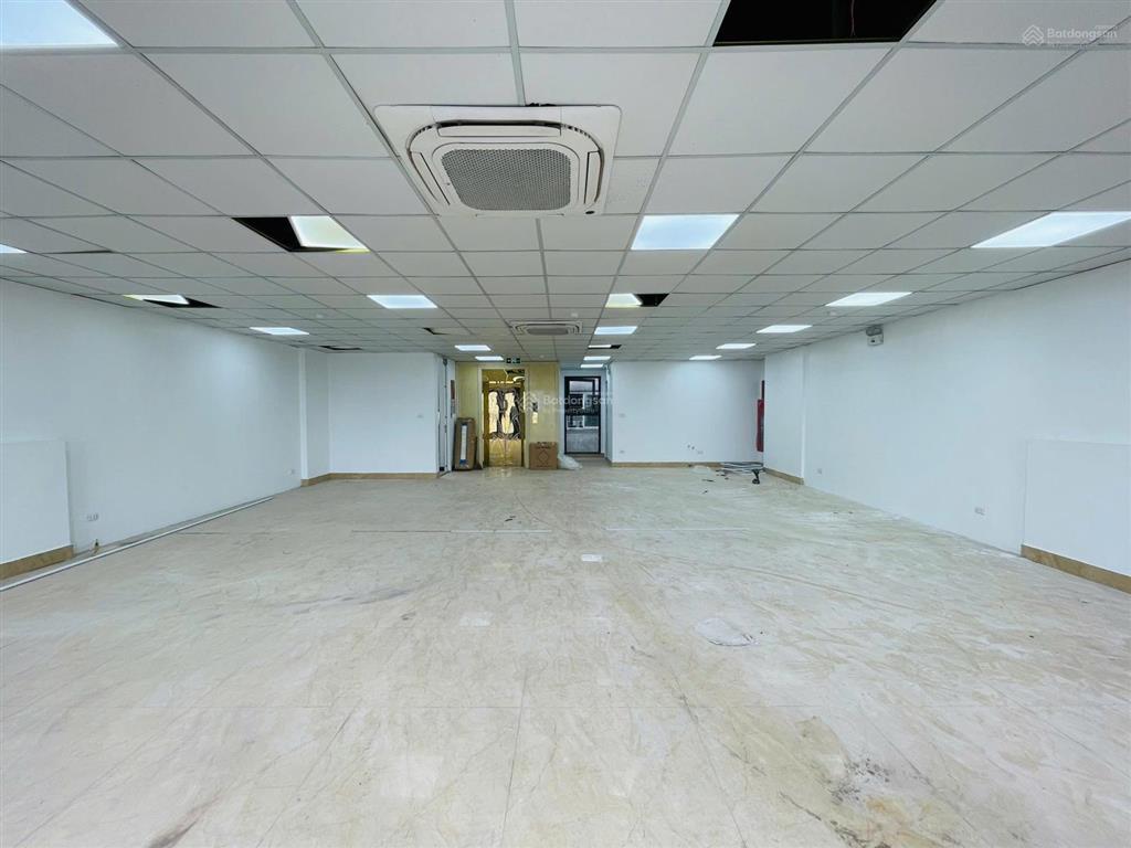 Chính chủ cho thuê văn phòng tại mặt phố tố hữu 205m2, giá chỉ hơn 20tr, mặt tiền 10m siêu hot