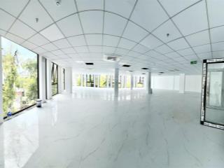 Cho thuê sàn tại mặt phố nguyễn văn huyên lô góc, dt 360m2 nhận đủ mọi mô hình, giá thỏa thuận