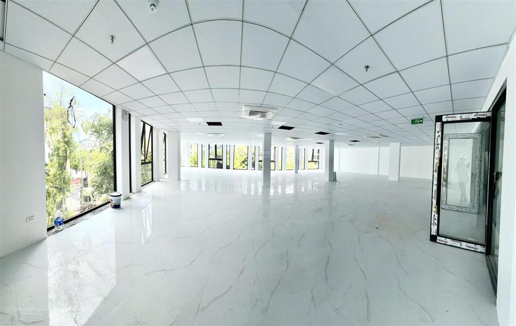 Cho thuê sàn tại mặt phố nguyễn văn huyên lô góc, dt 200m2 nhận đủ mọi mô hình, giá chỉ 28tr/tháng