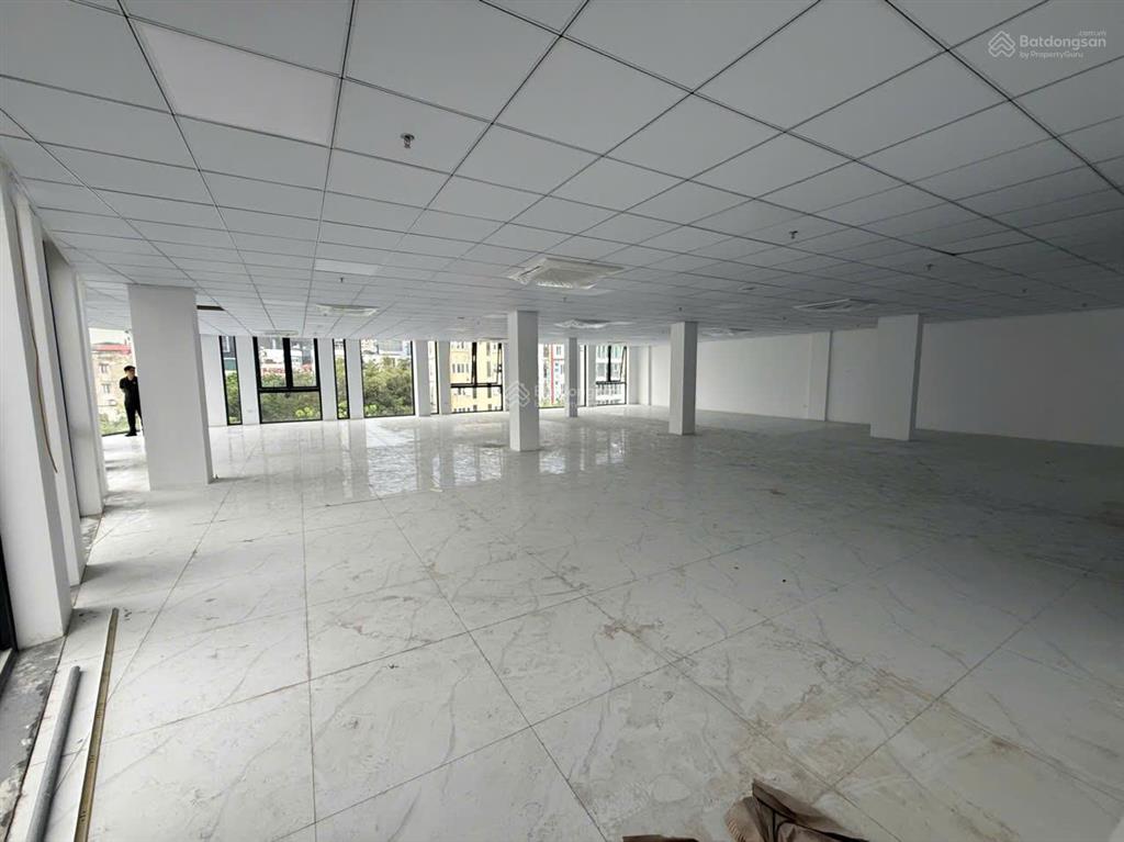 Cho thuê sàn tại mặt phố nguyễn văn huyên lô góc, dt 200m2 nhận đủ mọi mô hình, giá chỉ 28tr/tháng