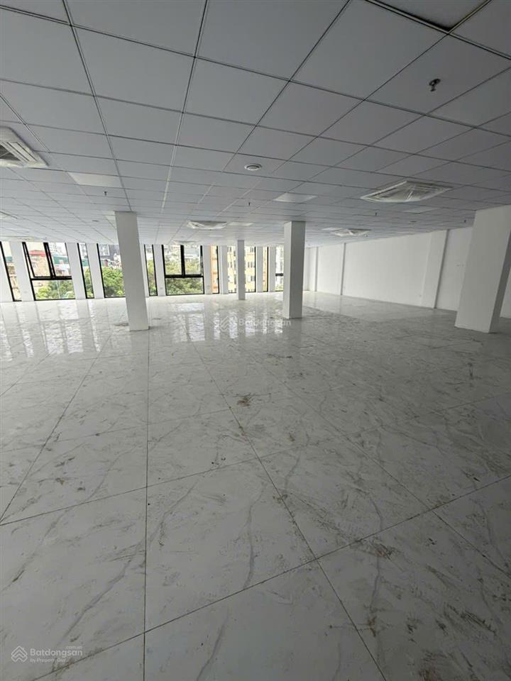 Cho thuê sàn tại mặt phố nguyễn văn huyên lô góc, dt 200m2 nhận đủ mọi mô hình, giá chỉ 28tr/tháng
