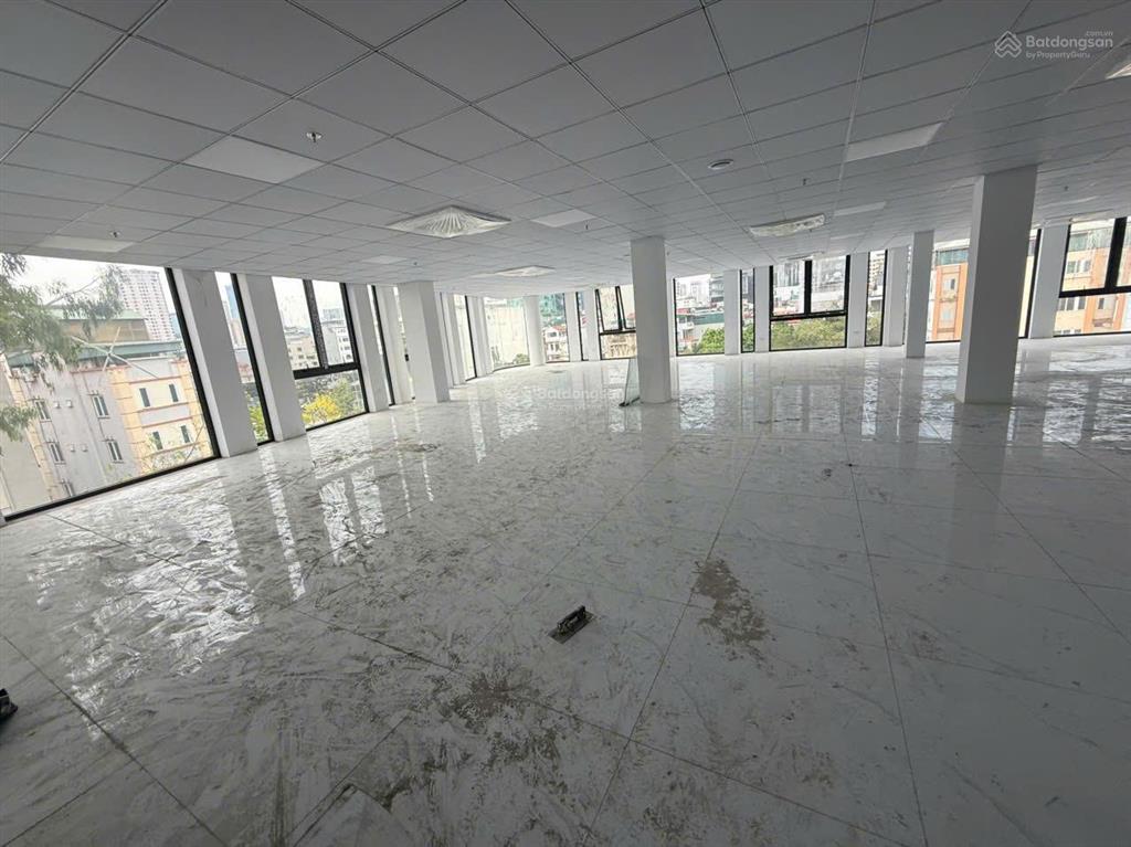 Cho thuê sàn tại mặt phố nguyễn văn huyên lô góc, dt 200m2 nhận đủ mọi mô hình, giá chỉ 28tr/tháng