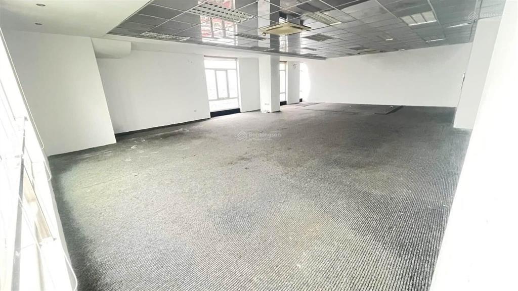 Cho thuê văn phòng tại mặt phố hoàng cầu, dt 110m2 sử dụng, giá chỉ 23tr/tháng,  ngay