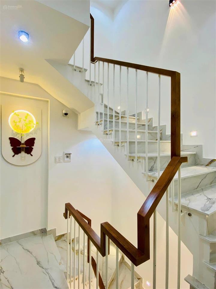 Nhà nằm ngay vị trí đẹp, sư vạn hạnh p. 12 q. 10, dt 42.9m2