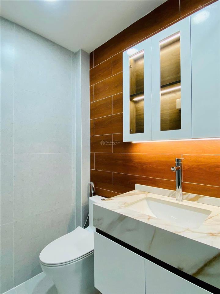 Nhà nằm ngay vị trí đẹp, sư vạn hạnh p. 12 q. 10, dt 42.9m2